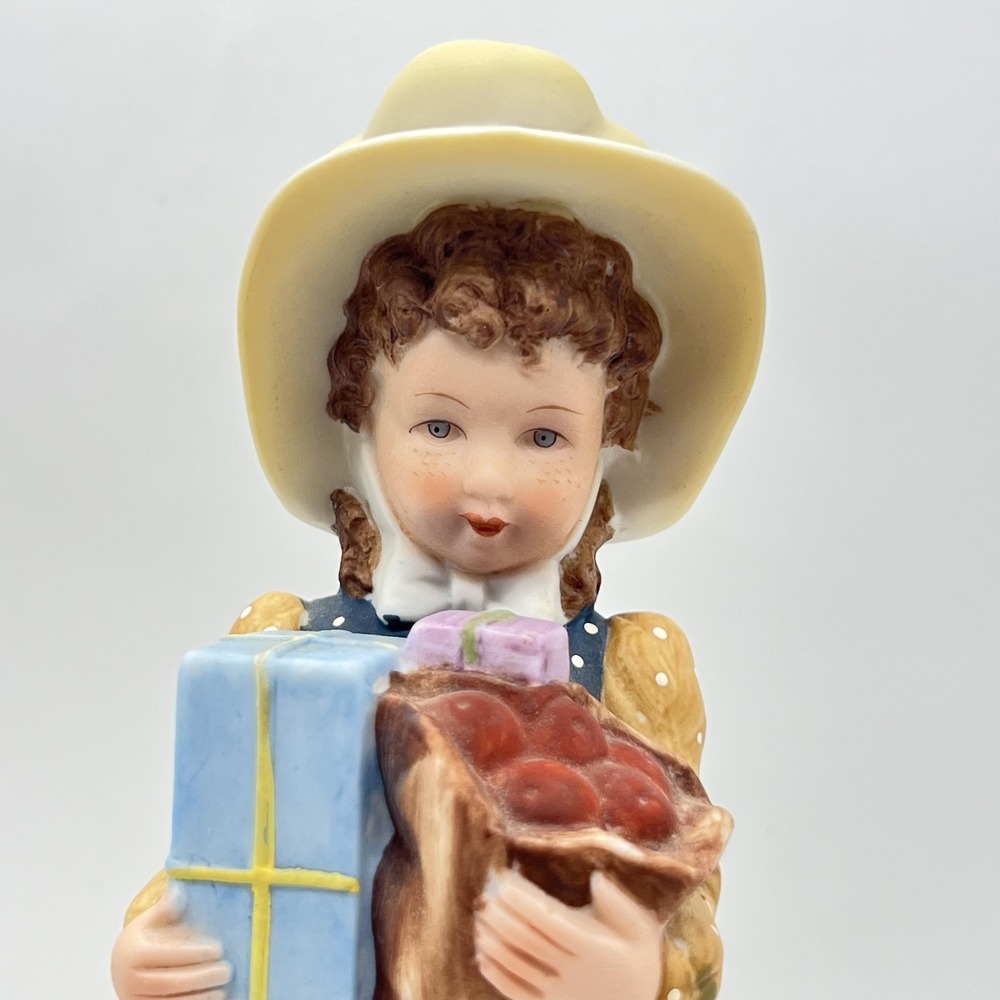 Hollie Hobby Creation Figurine Girl Holding Gift And Apples Dress Hat Daisy - Picture 2 of 16